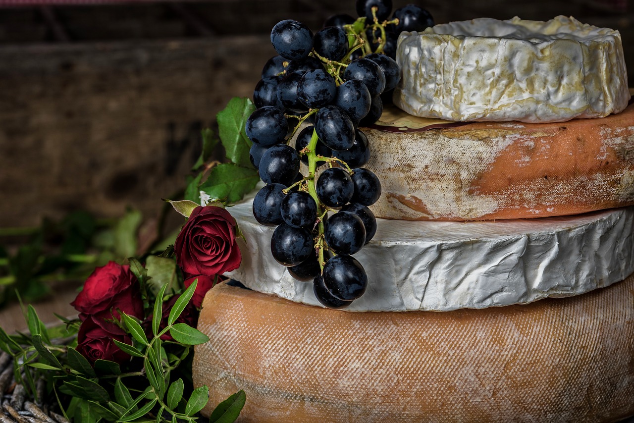 cheeses, grapes, fruits-1146823.jpg